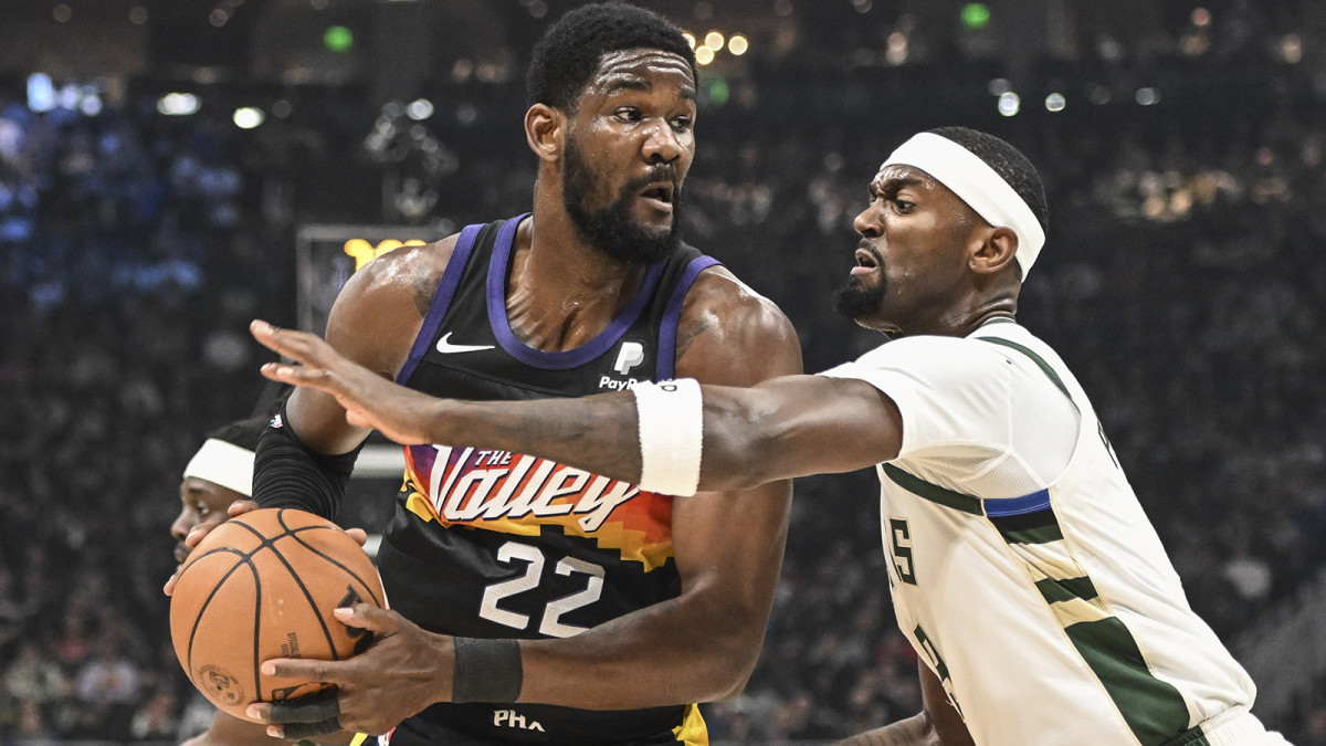 Phoenix Suns center Deandre Ayton (22) gets pressure from Milwaukee Bucks center Bobby Portis.